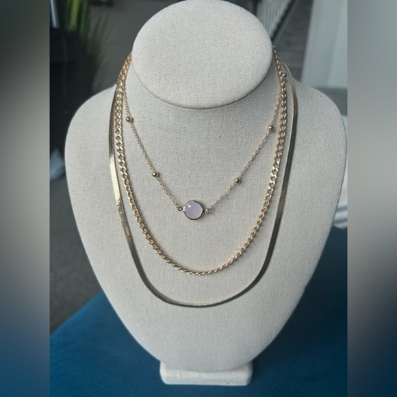 ✨NEW✨ Elegant Gold Layered Pearl Necklace Set - Picture 9 of 9